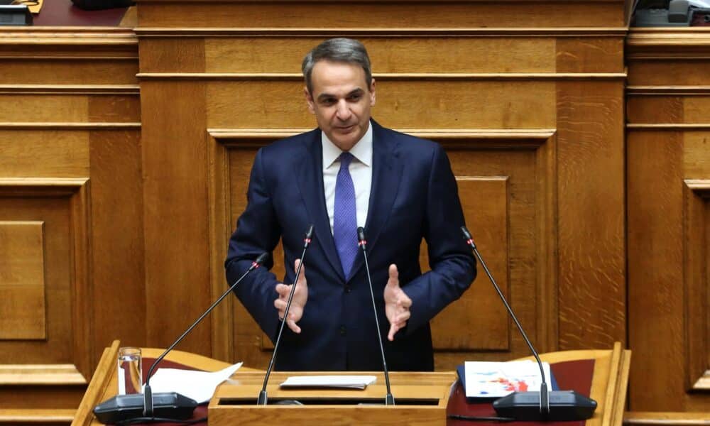 El primer ministro griego, Kyriakos Mitsotakis, se dirige al parlamento durante el debate sobre el proyecto de ley de igualdad en el matrimonio, en Atenas, Grecia, el 15 de febrero de 2024. La tarde del 15 de febrero, el parlamento griego votará el proyecto de ley sobre el matrimonio civil entre personas del mismo sexo después de que los líderes de los partidos pronuncien sus discursos en orden inverso. (Grecia, Atenas) EFE/EPA/Alexandros Beltes