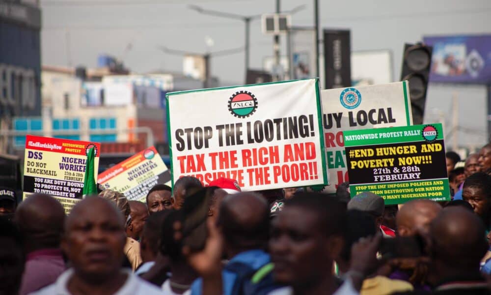 Los manifestantes portan pancartas mientras marchan durante una manifestación contra las dificultades económicas en Lagos, Nigeria, el 27 de febrero de 2024. Los miembros del Congreso Laboral de Nigeria han salido a las calles de Nigeria para expresar sus quejas por las dificultades económicas actuales, la creciente inflación y el alto costo de vida. Según la Oficina Nacional de Estadísticas, la inflación de los alimentos en Nigeria aumentó al 35,42 por ciento en enero de 2024, desde el 33,93 por ciento en diciembre del año pasado. (Protestas) EFE/EPA/EMMANUEL ADEGBOYE