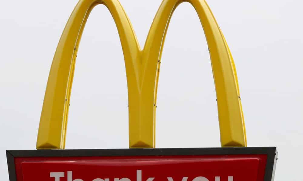 Vista del logo de McDonalds en un restaurante de la cadena, en una fotografía de archivo. EFE/ Adam Davis