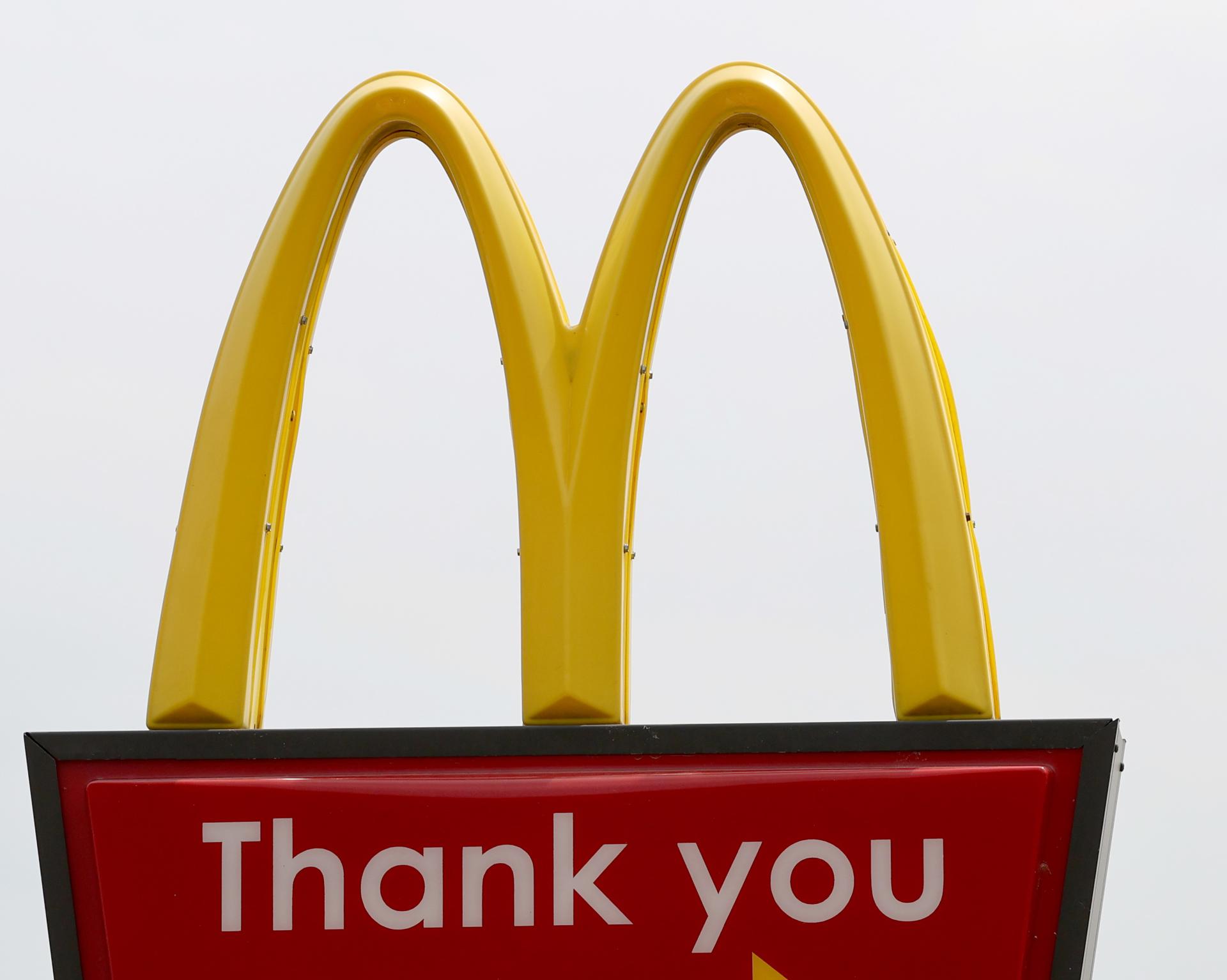 Vista del logo de McDonalds en un restaurante de la cadena, en una fotografía de archivo. EFE/ Adam Davis