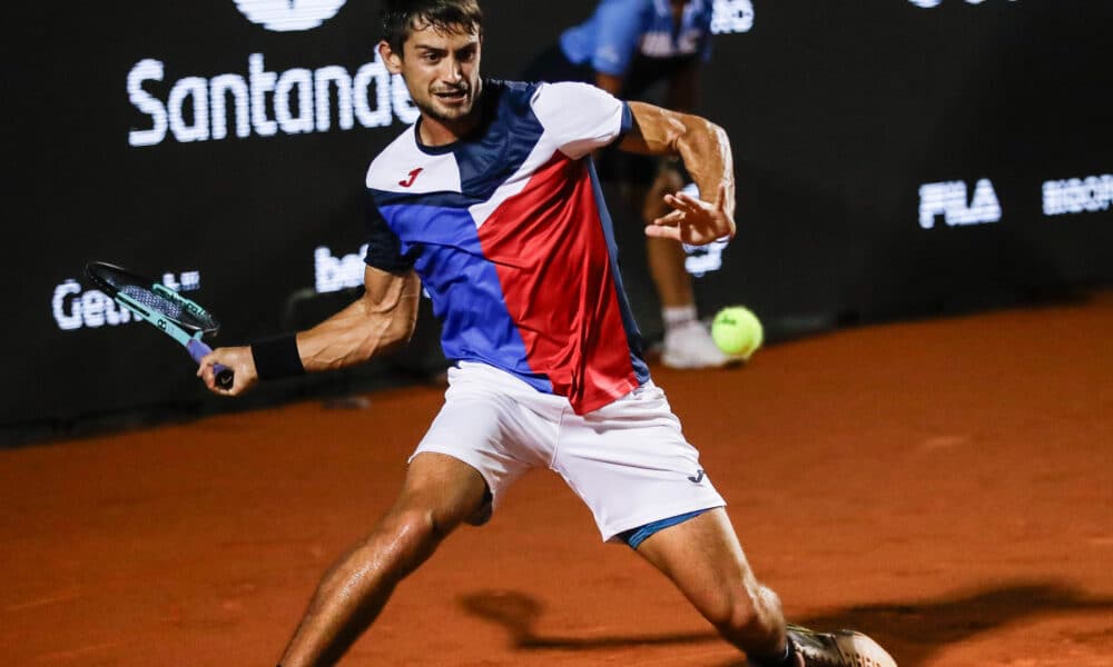 El tenista argentino Mariano Navone devuelve una bola contra el británico Cameron Norrie durante un partido por las semifinales del torneo Rio Open ATP 500 (Torneo de Río de Janeiro), este sábado, en el Jockey Club Brasileiro en la ciudad de Río de Janeiro (Brasil). EFE/ André Coelho