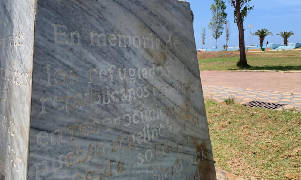 Un monolito recuerda en la ciudad argelina de Orán la historia del barquero "Stanbrook" que partió el 28 de marzo de 1939 desde Alicante con 2.638 personas: "En memoria de los refugiados republicanos españoles en reconocimiento al pueblo argelino por su acogida solidaria". EFE/Laura Fernández Palomo