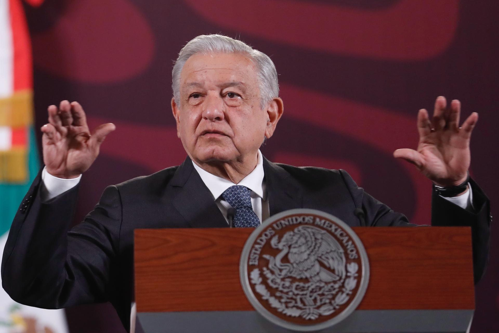 El presidente de México Andrés Manuel López Obrador habla durante una conferencia de prensa este lunes, en el Palacio Nacional en la Ciudad de México (México). EFE/ Sáshenka Gutiérrez