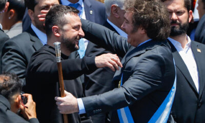 El presidente de Argentina, Javier Milei (d), saluda al presidente de Ucrania, Volodímir Zelenski, en una fotografía de archivo. EFE/Juan Ignacio Roncoroni