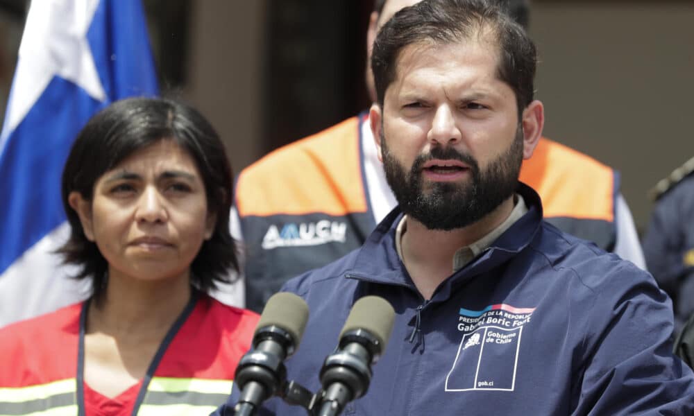 El presidente de Chile, Gabiel Boric, habla durante una rueda de prensa en el albergue Colegio Fernando Durán tras los incendios del día viernes 2 de febrero, en Viña del Mar, Región de Valparaiso (Chile). EFE/ Ailen Díaz