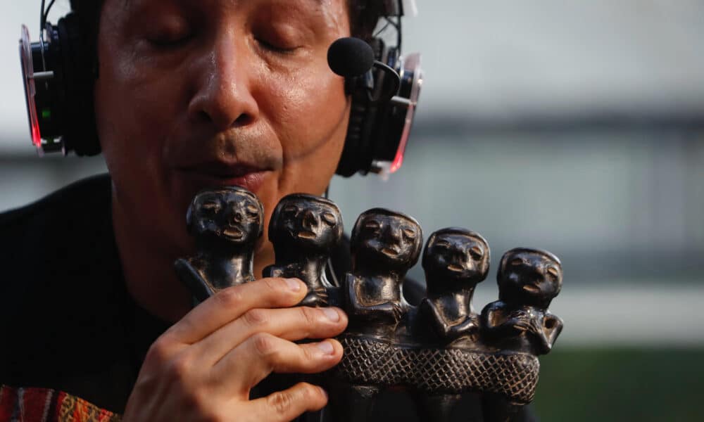 El músico argentino Esteban Valdivia interpreta una flauta de la cultura pasto (Nariño) durante un concierto en el marco de la feria de aves Colombia BirdFair, el 16 de febrero de 2024, en Cali (Colombia). EFE/Ernesto Guzman