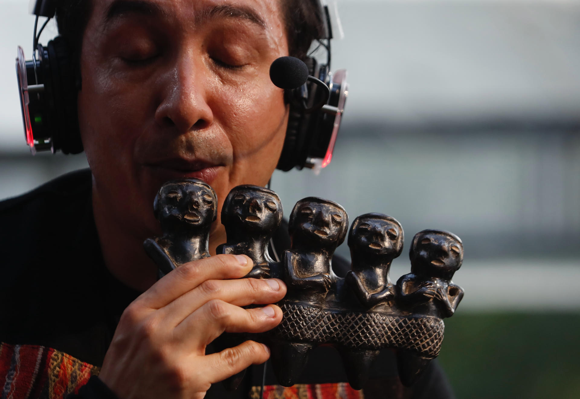 El músico argentino Esteban Valdivia interpreta una flauta de la cultura pasto (Nariño) durante un concierto en el marco de la feria de aves Colombia BirdFair, el 16 de febrero de 2024, en Cali (Colombia). EFE/Ernesto Guzman