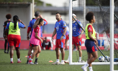 El director técnico Ignacio 'Nacho' Quintana (c) dirige un entrenamiento de la selección mayor femenina de Panamá, en una fotografía de archivo. EFE/Bienvenido Velasco
