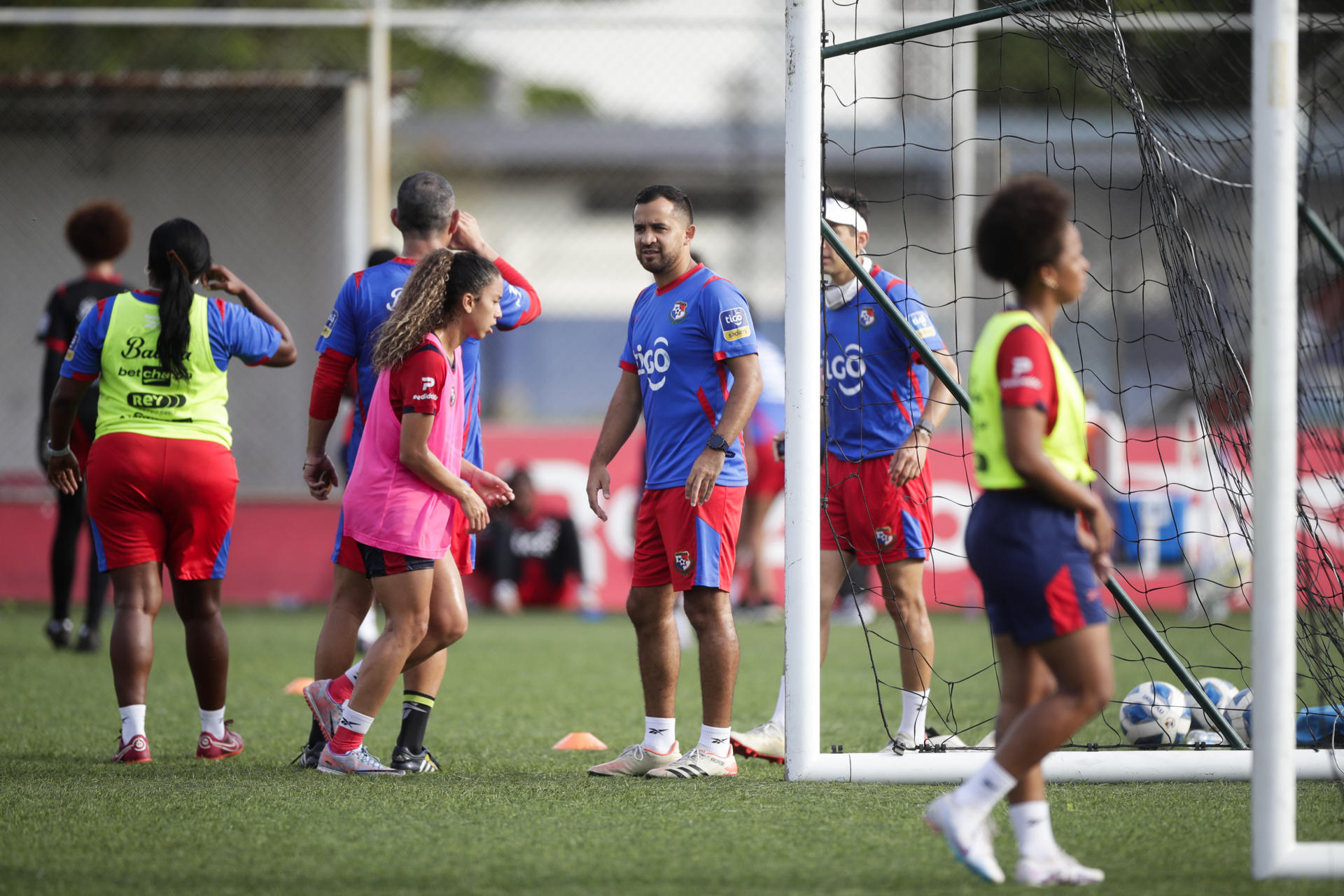 El director técnico Ignacio 'Nacho' Quintana (c) dirige un entrenamiento de la selección mayor femenina de Panamá, en una fotografía de archivo. EFE/Bienvenido Velasco