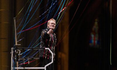 El artista francés Philippe Petit durante una actuación nocturna llamada 'The Ribbon Walk' en una cuerda floja entre cintas colgadas en la nave de la Catedral de San Juan Divino en Nueva York. EFE/EPA/JUSTIN LANE