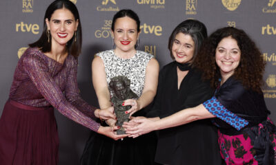 La directora chilena Maite Alberdi (2i) acompañada por su equipo posan con el Goya a Mejor Película Iberoamericana por 'La memoria infinita', durante la ceremonia de entrega de la 38 edición de los Premios Goya celebrada este sábado en Valladolid. EFE/Mariscal.