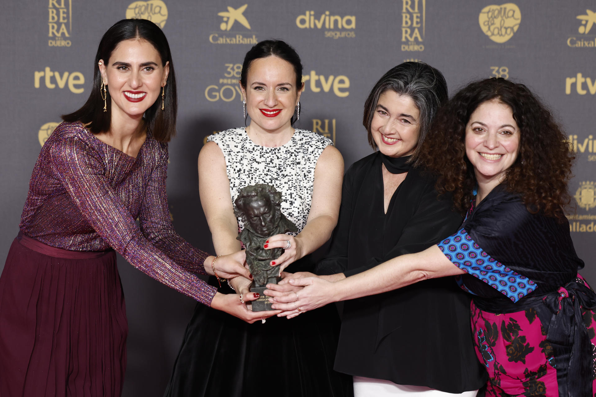 La directora chilena Maite Alberdi (2i) acompañada por su equipo posan con el Goya a Mejor Película Iberoamericana por 'La memoria infinita', durante la ceremonia de entrega de la 38 edición de los Premios Goya celebrada este sábado en Valladolid. EFE/Mariscal.