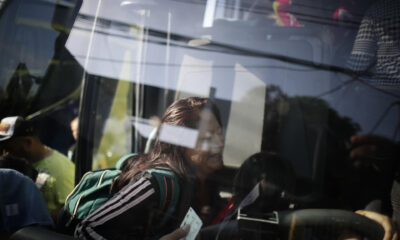 Migrantes en un bus en Panamá, en una fotografía de archivo. EFE/ Bienvenido Velasco