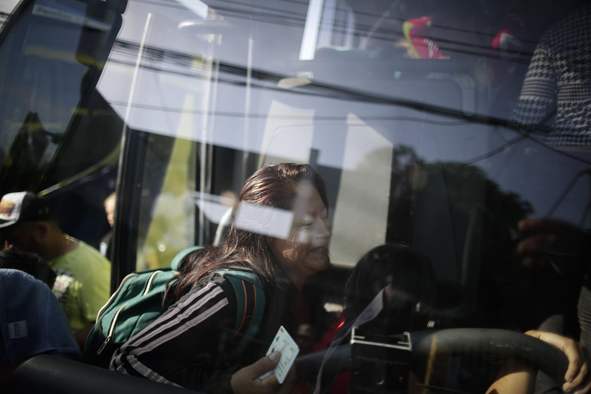 Migrantes en un bus en Panamá, en una fotografía de archivo. EFE/ Bienvenido Velasco