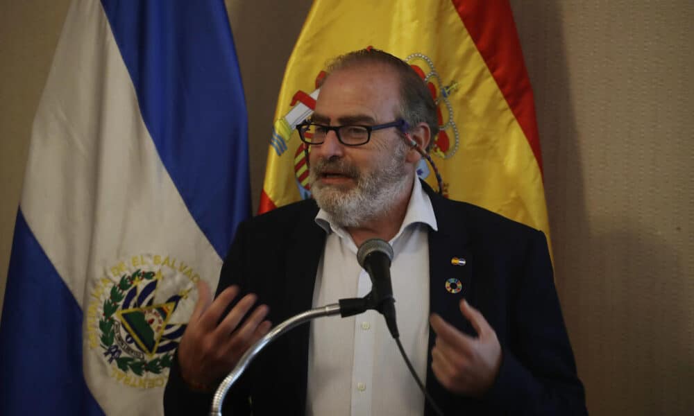 El coordinador de la Agencia Española de Cooperación Internacional (Aecid) en El Salvador, Fernando Rey, habla en la presentación de un proyecto de prevención de violencia machista este jueves, en San Salvador (El Salvador). . EFE/ Rodrigo Sura