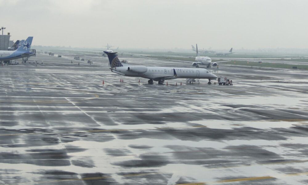 Fotografía de archivo de varios aviones que permanecen en la plataforma del Aeropuerto Internacional Benito Juárez de Ciudad de México (México) por la emisión de ceniza que afecta al Valle de México. EFE/STR