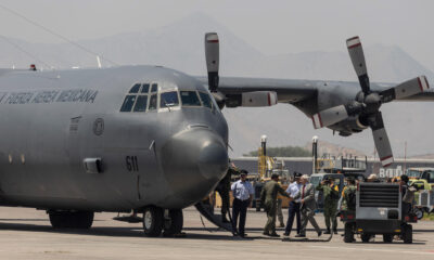 El ministro de Relaciones Exteriores de Chile, Alberto van Klaveren (c), saluda a la tripulación a bordo de un avión de la Fuerza Aérea de México que aterrizó hoy con ayuda humanitaria, en el Grupo 10 de la Fuerza Aérea de Chile (FACh), en Santiago (Chile). EFE/ Ailen Díaz