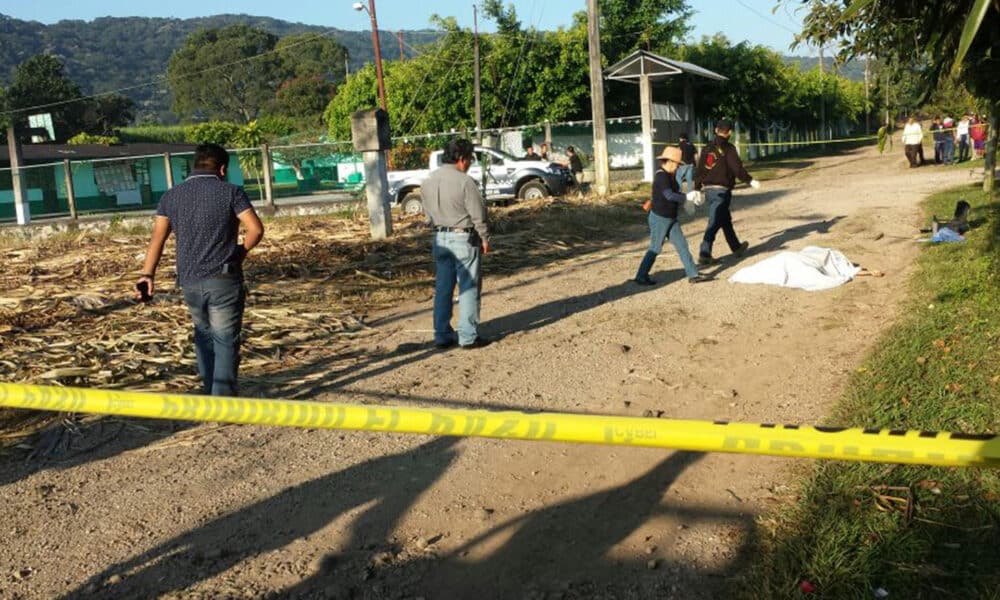 Fotografía de archivo de un grupo de peritos ministeriales que inspeccionan el sitio donde una persona fue asesinada en el estado de Veracruz (México). EFE/Patricia Morales