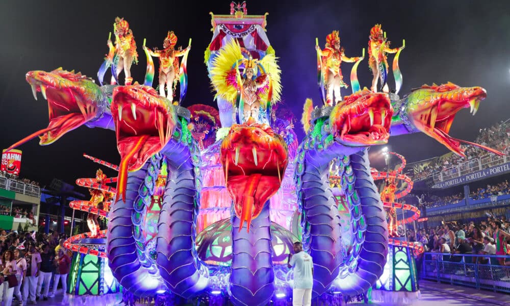 Integrantes de la escuela de samba Viradouro desfilan el 13 de febrero de 2024 en el sambódromo de Rio de Janeiro (Brasil). EFE/André Coelho