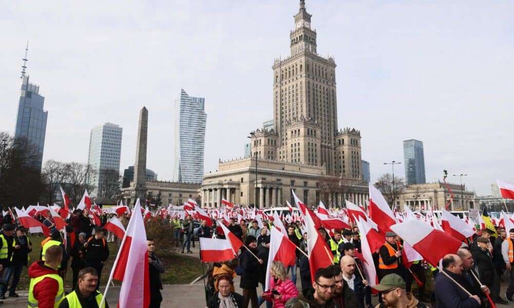 Los agricultores salen a las calles de Varsovia, Polonia, el 27 de febrero de 2024. Los manifestantes marcharían por la capital polaca hacia el Sejm y la Cancillería. Los agricultores de toda Polonia continúan sus protestas contra la reciente decisión de la Comisión Europea de extender el comercio libre de impuestos con Ucrania hasta 2025, así como contra la política del Pacto Verde de la Unión Europea. (Protestas, Polonia, Ucrania, Varsovia) EFE/EPA/Leszek Szymanski POLONIA FUERA