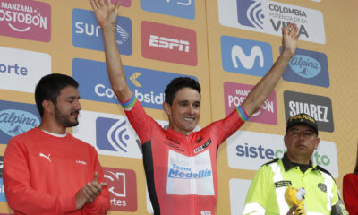El corredor español Óscar Sevilla de team Medellín posa con la camiseta de Mejor Extranjero luego de la segunda etapa de la carrera ciclística Tour Colombia 2024, el 6 de febrero de 2024,. EFE Carlos Ortega