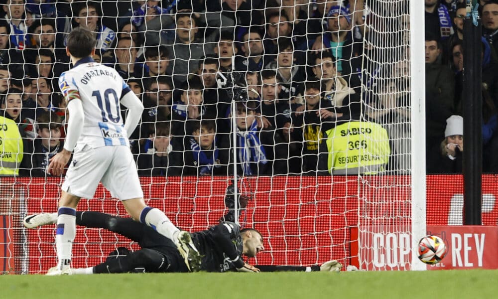 El guardameta del RCD Mallorca Dominik Greif (d) detiene el penalti que lanza Mikel Oyarzabal, de la Real Sociedad, tras la prórroga del partido de vuelta de las semifinales de la Copa del Rey que Real Sociedad y RCD Mallorca disputaron en el Reale Arena, en San Sebastián. EFE/Juan Herrero