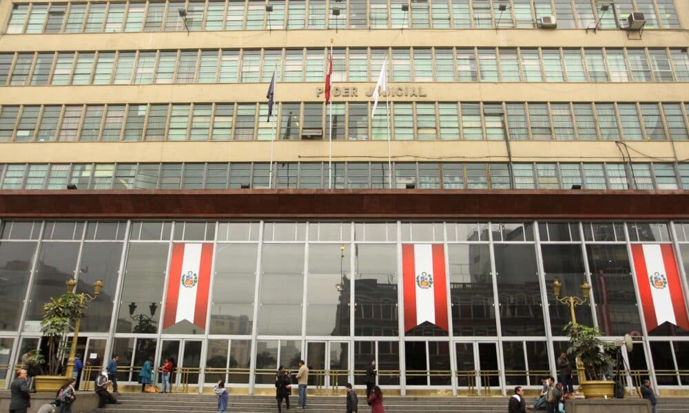 Fotografía de archivo en la que se registró el frontispicio de la sede principal de la Fiscalía de Perú, en Lima (Perú). EFE/Paolo Aguilar