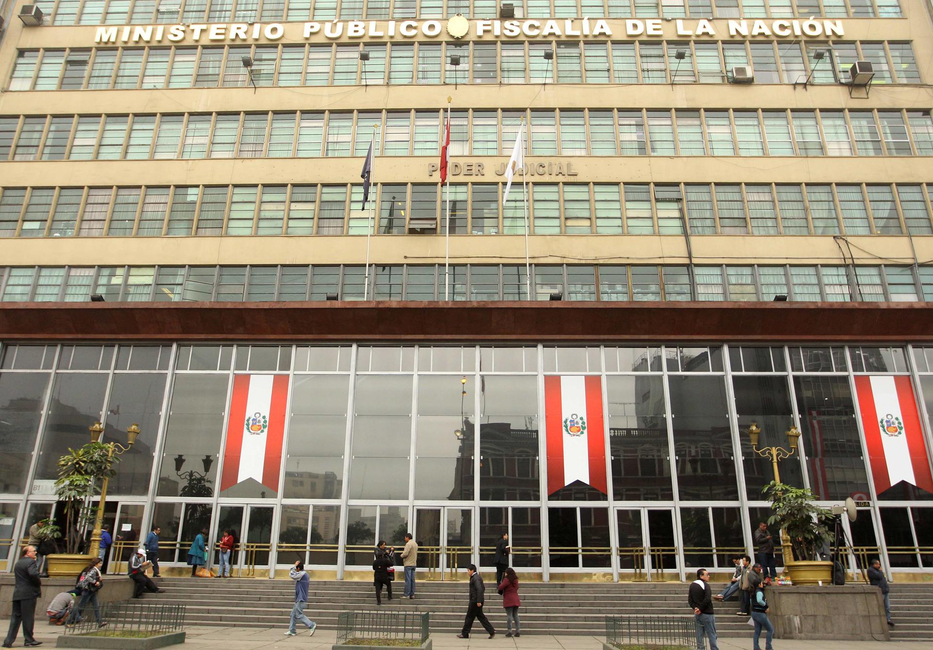 Fotografía de archivo en la que se registró el frontispicio de la sede principal de la Fiscalía de Perú, en Lima (Perú). EFE/Paolo Aguilar