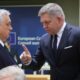 Bruselas (Bélgica), 01/02/2024.- el primer ministro húngaro, Viktor Orban (izquierda), y el primer ministro de Eslovaquia, Robert Fico, al inicio del Consejo Europeo especial en Bruselas, Bélgica, este jueves. Los líderes de la UE se reúnen en Bruselas para discutir el presupuesto a largo plazo de la UE para 2021-2027, incluido el apoyo a Ucrania.EFE Olivier Hoslet