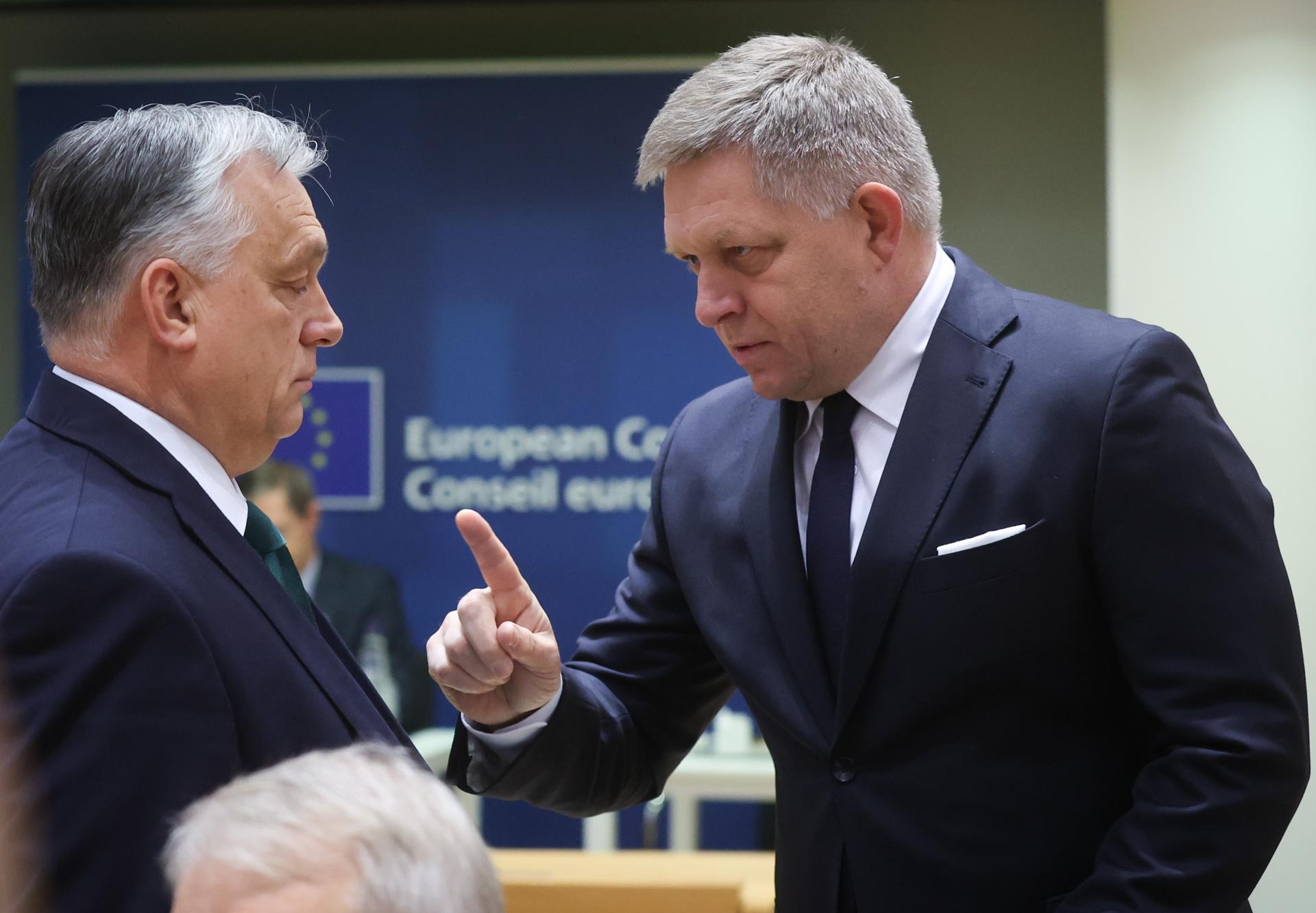 Bruselas (Bélgica), 01/02/2024.- el primer ministro húngaro, Viktor Orban (izquierda), y el primer ministro de Eslovaquia, Robert Fico, al inicio del Consejo Europeo especial en Bruselas, Bélgica, este jueves. Los líderes de la UE se reúnen en Bruselas para discutir el presupuesto a largo plazo de la UE para 2021-2027, incluido el apoyo a Ucrania.EFE Olivier Hoslet