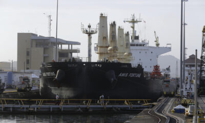 Un buque transita por el canal de Panamá el 22 de marzo de 2024, en Ciudad de Panamá (Panamá). EFE/ Carlos Lemos