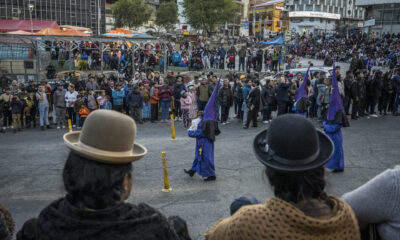 Fieles asisten a la Procesión del Santo Sepulcro con motivo de la Semana Santa este viernes, en La Paz (Bolivia). EFE/ Esteban Biba