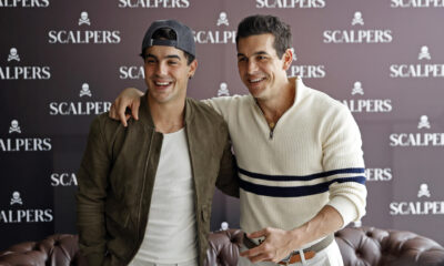 Los hermanos y actores españoles Óscar (i) y Mario Casas posan durante una rueda de prensa de la marca de moda masculina Scalpers este jueves, en Bogotá (Colombia). EFE/Mauricio Dueñas Castañeda