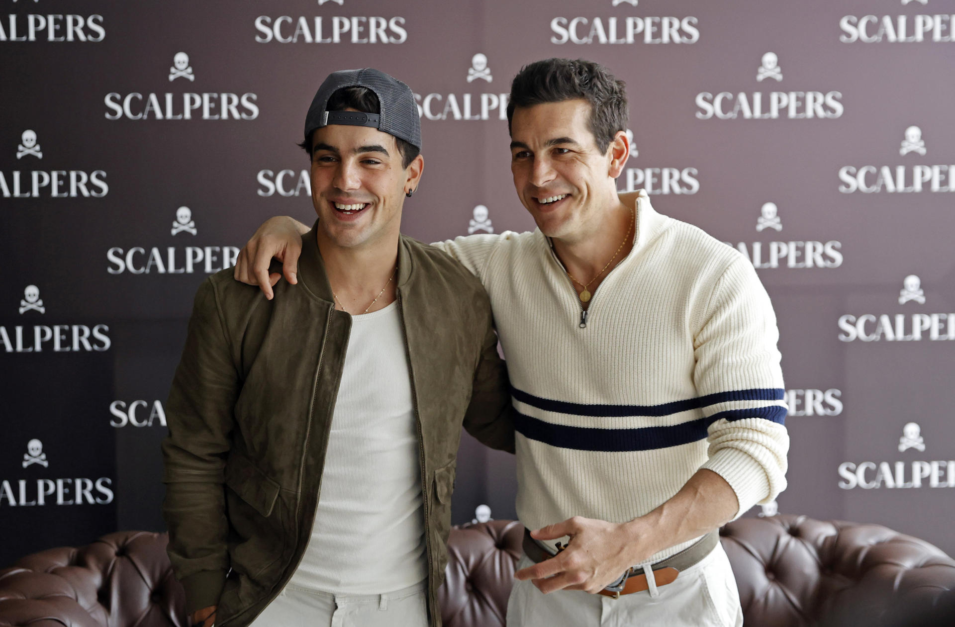 Los hermanos y actores españoles Óscar (i) y Mario Casas posan durante una rueda de prensa de la marca de moda masculina Scalpers este jueves, en Bogotá (Colombia). EFE/Mauricio Dueñas Castañeda