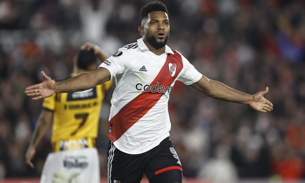 Miguel Borja de River Plate celebra un gol, en una fotografía de archivo. EFE/ Juan Ignacio Roncoroni