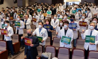 Profesores de medicina protestan contra el plan de reforma médica del gobierno durante su reunión en la Universidad de Corea en Seúl, Corea del Sur, el 25 de marzo de 2024. EFE/Yonhap
