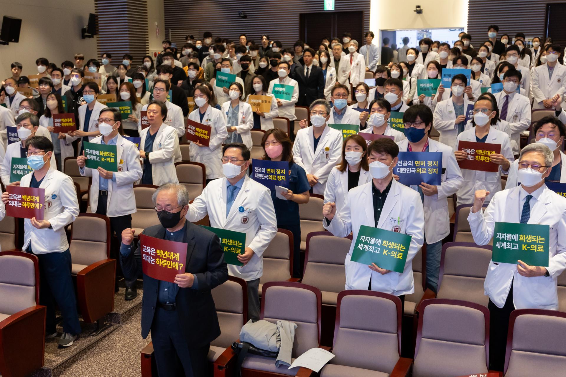 Profesores de medicina protestan contra el plan de reforma médica del gobierno durante su reunión en la Universidad de Corea en Seúl, Corea del Sur, el 25 de marzo de 2024. EFE/Yonhap