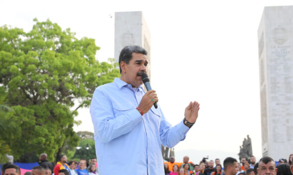 Fotografía cedida por Prensa Miraflores donde se observa al presidente venezolano, Nicolás Maduro, en un acto de Gobierno este martes en Caracas (Venezuela). EFE/ Prensa Miraflores