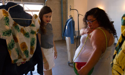 Fotografía de archivo de una diseñadora mientras observa una prenda que usa una clienta en un taller de Los Ángeles, California. EFE/Felipe Chacón