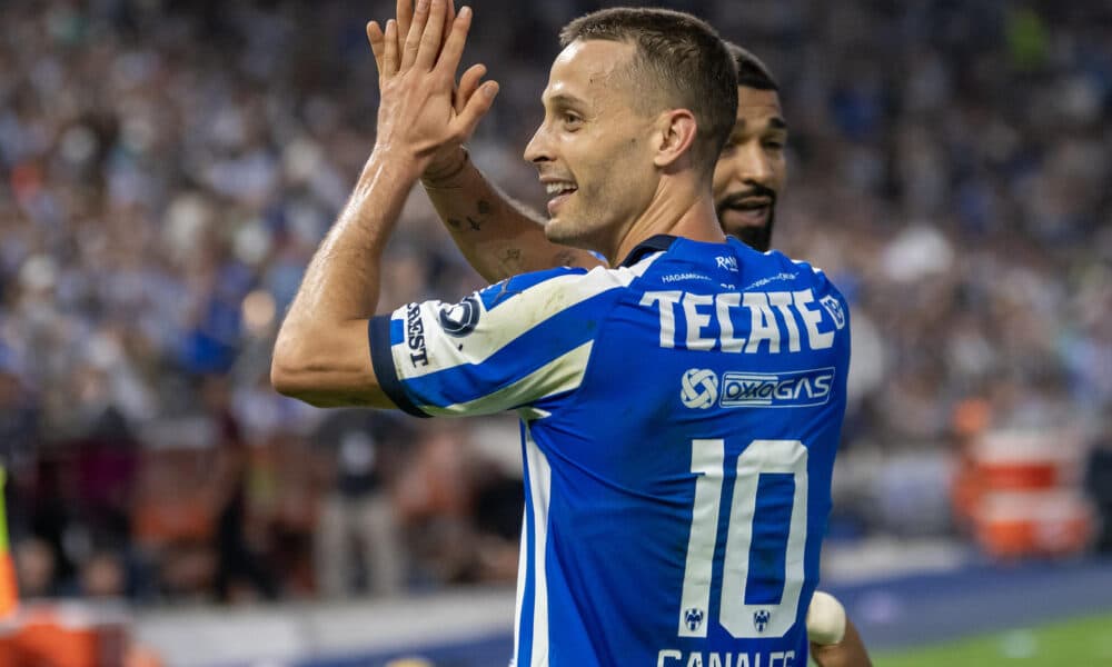 Sergio Canales, centrocampista español del club mexicano de fútbol Rayados de Monterrey, fue registrado este domingo, 3 de marzo, al celebrar un gol que le anotó a los Pumas, durante un partido de la fecha 10 del Torneo Clausura 2024 del fútbol en México, en el estadio BBVA, en Monterrey. EFE/Miguel Sierra