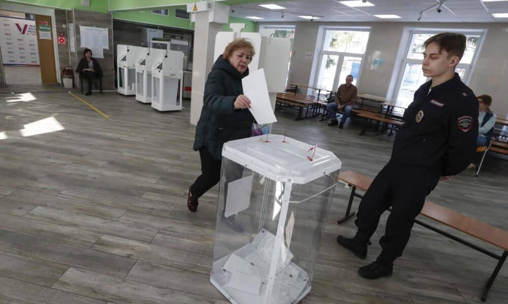 Policías rusos vigilan las votaciones de las elecciones presidenciales este sábado en Moscú. EFE/EPA/MAXIM SHIPENKOV