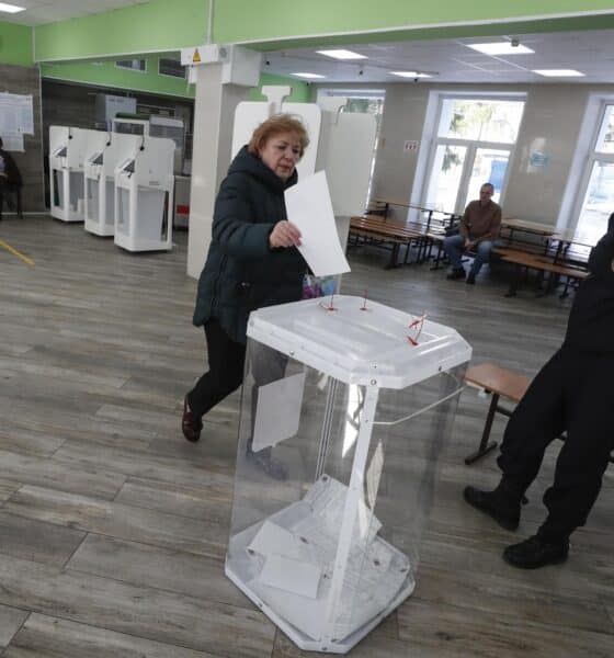 Policías rusos vigilan las votaciones de las elecciones presidenciales este sábado en Moscú. EFE/EPA/MAXIM SHIPENKOV