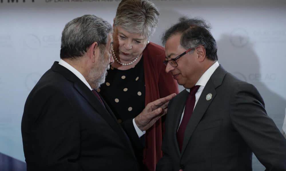 Ralph Gonsalves (i), primer ministro de San Vicente y las Granadinas, conversa con Alicia Barcena, secretaria de Relaciones Exteriores de México, y con el presidente de Colombia, Gustavo Petro, antes de la toma de una fotografía grupal durante la VIII cumbre de la Comunidad de Estados Latinoamericanos y Caribeños (Celac) este viernes, en Kingstown (S. Vicente y Granadinas). EFE/ Bienvenido Velasco