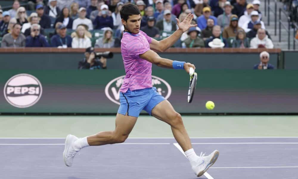 El tenista español Carlos Alcaraz fue registrado este jueves, 14 de marzo, al devolverle un bola al alemán Alexander Zverev, durante un partido de los cuartos de final del Masters 1.000 de India Wells, en Indian Wells (California, EE.UU.) EFE/John G. Mabanglo