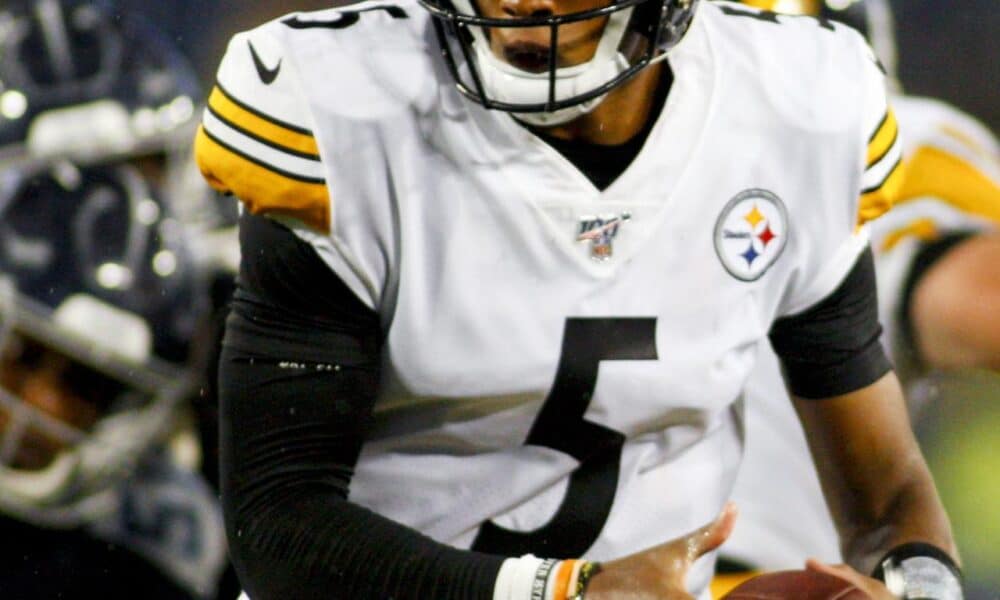 Fotografía de archivo, tomada en agosto de 2019, en la que se registró al mariscal de campo Joshua Dobbs, al actuar para los Steelers de Pittsburgh y quien es anunciado como nuevo refuerzo de los 49ers de San Francisco en la temporada 2024 de la NFL. EFE/Rick Musacchio