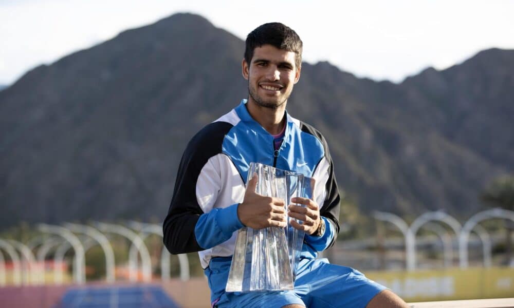 El tenista español Carlos Alcaraz fue registrado este domingo, 17 de marzo, al posar con el trofeo de campeón del Masters 1.000 de Indian Wells, en Indian Wells  (California, EE.UU.). EFE/Daniel Murphy