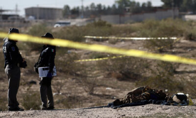 Personal de la policía municipal resguardan la zona donde se localizó una fosa clandestina con seis cuerpos, este jueves en Ciudad Juárez (México). EFE/Luis Torres