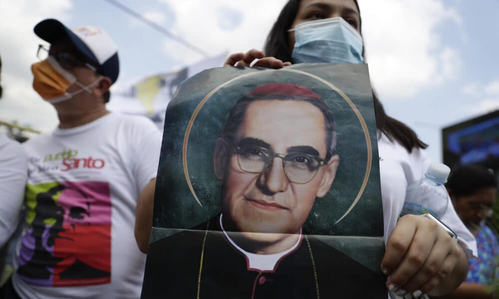 Fotografía de archivo en la que se observa a devotos de san Óscar Arnulfo Romero al peregrinar este por las principales calles de San Salvador, en el marco del 42 aniversario del asesinato del religioso. EFE/Rodrigo Sura