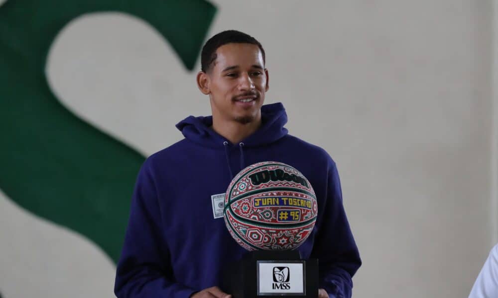 Fotografía de archivo en la que se registró al basquetbolista mexicano Juan Toscano en Naucalpan (estado de México, México). EFE/Alex Cruz