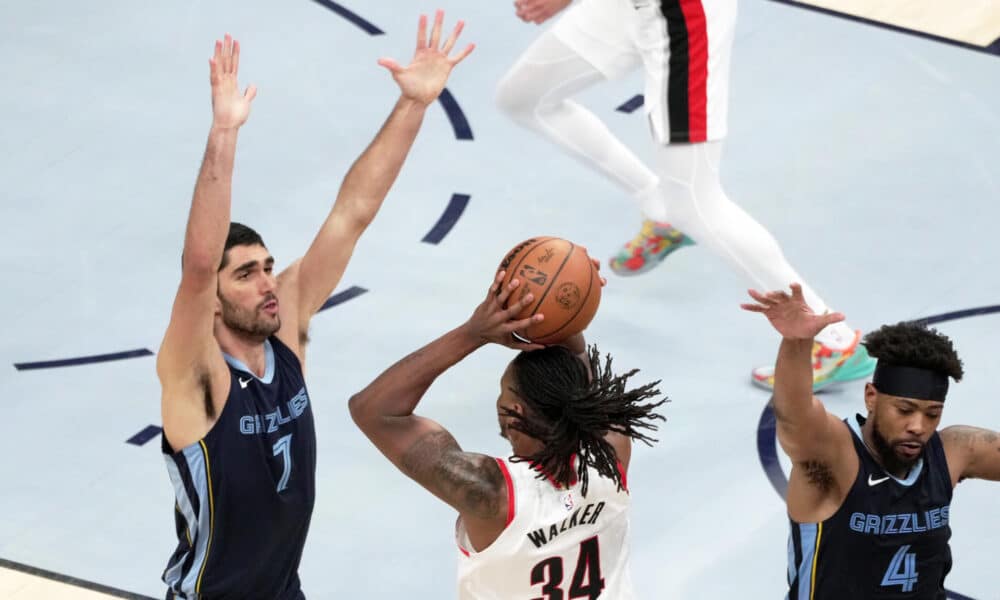 El español Santi Aldama (i) de Memphis Grizzlies defiente ante Jabari Walker (c) de Portland Trail este viernes, en el partido de la NBA entre Memphis Grizzlies y Portland Trail Blazers en el FedEx Forum en Memphis (EE.UU.). EFE/ Karen Pulfer Focht